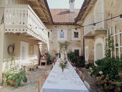 Hochzeit - PLZ 4490 (Österreich) - Blick in den Innenhof des Großkandlerhauses mit Tafel. - Großkandlerhaus