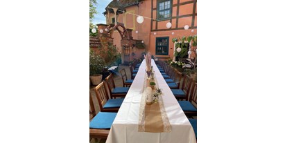 Hochzeit - Sommerhochzeit - Vorpommern - Hof der Wasserburg für Feiern im familiären Rahmen - Wasserburg Turow