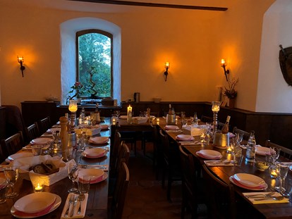 Hochzeit - Umgebung: am Land - Hohenbollentin - Rittersaal mit festlicher Tafel - Wasserburg Turow