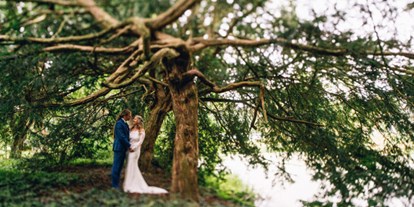 Hochzeit - Geeignet für: Vernissage oder Empfang - Vorpommern - Paar unter uralten Eiben im Park - Wasserburg Turow