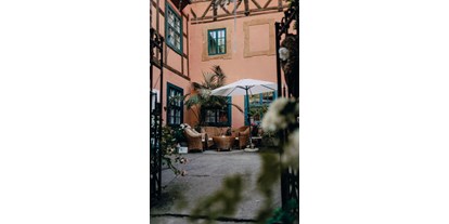 Hochzeit - Art der Location: privates Anwesen - Vorpommern - Blick in den Patio mit Sitzgelegenheiten - Wasserburg Turow