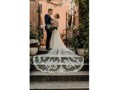 Wedding - Geeignet für: Firmenweihnachtsfeier - Tribsees - Brautpaar vor dem Burg-Portal unter dem Torbogen mit Glockenturm - Wasserburg Turow