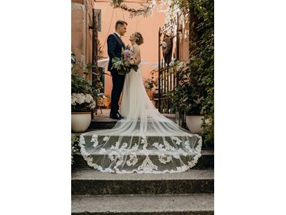 Hochzeit - Geeignet für: Vernissage oder Empfang - Wotenick - Brautpaar vor dem Burg-Portal unter dem Torbogen mit Glockenturm - Wasserburg Turow