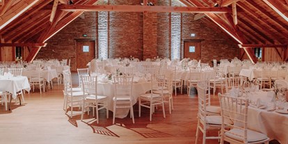 Hochzeit - Röhrmoos - Eventtenne mit Vintagebestuhlung (Chiavaristühle) und runden Tischen für 180 Gäste - Eventtenne - Hochzeits- & Veranstaltungslocation