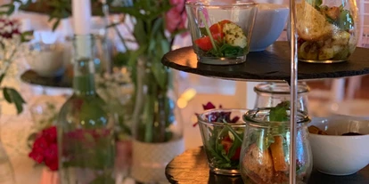 Nozze - Trauung im Freien - Oberbayern - Vorspeisenbuffet auf den Gasttischen elegant angerichtet auf schönen Etageren - Eventtenne - Hochzeits- & Veranstaltungslocation