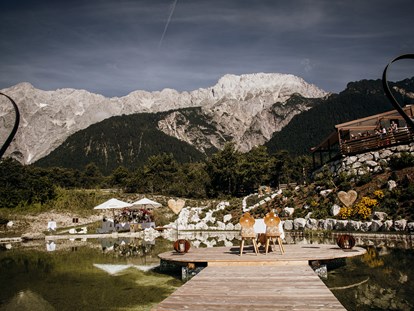 Hochzeit - Art der Location: Restaurant - Tirol - Freie Trauung am See (c) Alexandra Jäger / @alexandra.grafie - Stöttlalm