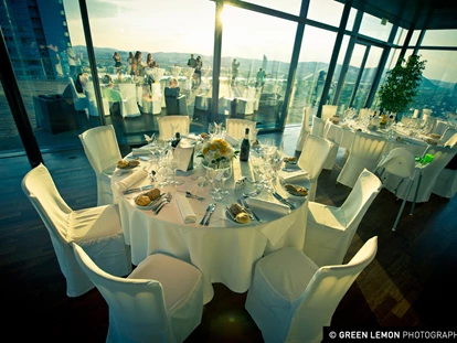Wedding - nächstes Hotel - Wien Ottakring - Runde Tische im Innenbereich der Wolke21 mit Blick auf Wien. - wolke21 im Saturn Tower