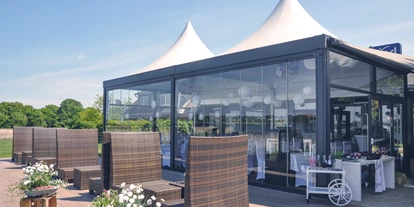Wedding - Hochzeitsessen: mehrgängiges Hochzeitsmenü - Germany - Terrasse mit eleganten Loungemöbeln - Strandrestaurant Marienbad