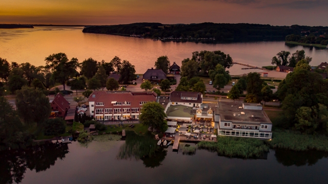 Trouwlocatie - Außenansicht des Hotels mit Blick vom Küchensee. - Hotel Der Seehof  - Das Hotel im See