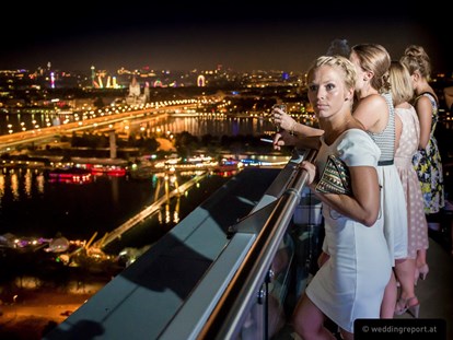 Hochzeit - Art der Location: ausgefallene Location - Donauraum - Blick über ganz Wien von der Terrasse der Wolke 19.
foto © weddingreport.at - wolke19 im Ares Tower