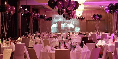Nozze - Hochzeits-Stil: Boho-Glam - Kisdorf - Runde Tische bestuhlt mit Hussen und farblich abgestimmten Ballons - Hotel Altes Stahlwerk