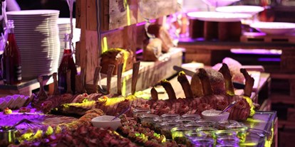 Hochzeit - Umgebung: am Land - Rendswühren - Speisenauswahl auf dem Buffet in kleinen Gläschen - Hotel Altes Stahlwerk