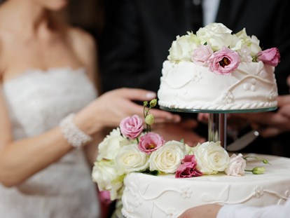 Hochzeit - Hochzeitsessen: Buffet - Das Brautpaar beim Anschneiden der Hochzeitstorte. - Villa Giarvino - das exquisite Gästehaus im Piemont