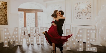 Hochzeit - Hochzeits-Stil: Boho-Glam - PLZ 4615 (Österreich) - Verlobung im Siddhiraum - Vedahof - Gramastetten