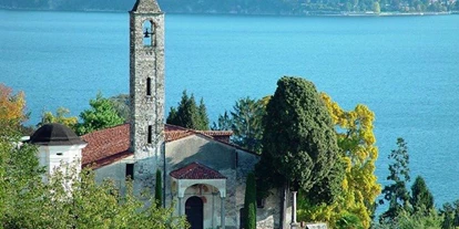 Mariage - Pettenasco - Ortasee - Nur 300 Meter von der Villa Piceni entfernt steht die romanische Kirche aus dem 12. Jahrhundert, deren Fresken und Lage die Kirche für Hochzeiten sehr beliebt machen. - Villa Piceni