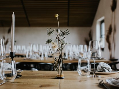 Hochzeit - Art der Location: Restaurant - Dachboden Gedeckter Tisch - Franz von Grün 