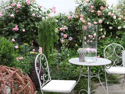 Nozze - Trauung im Freien - Raiding - Englische Rosen säumen den Innenhof - Himmelblau Rust - Hochzeit im Vintage Haus