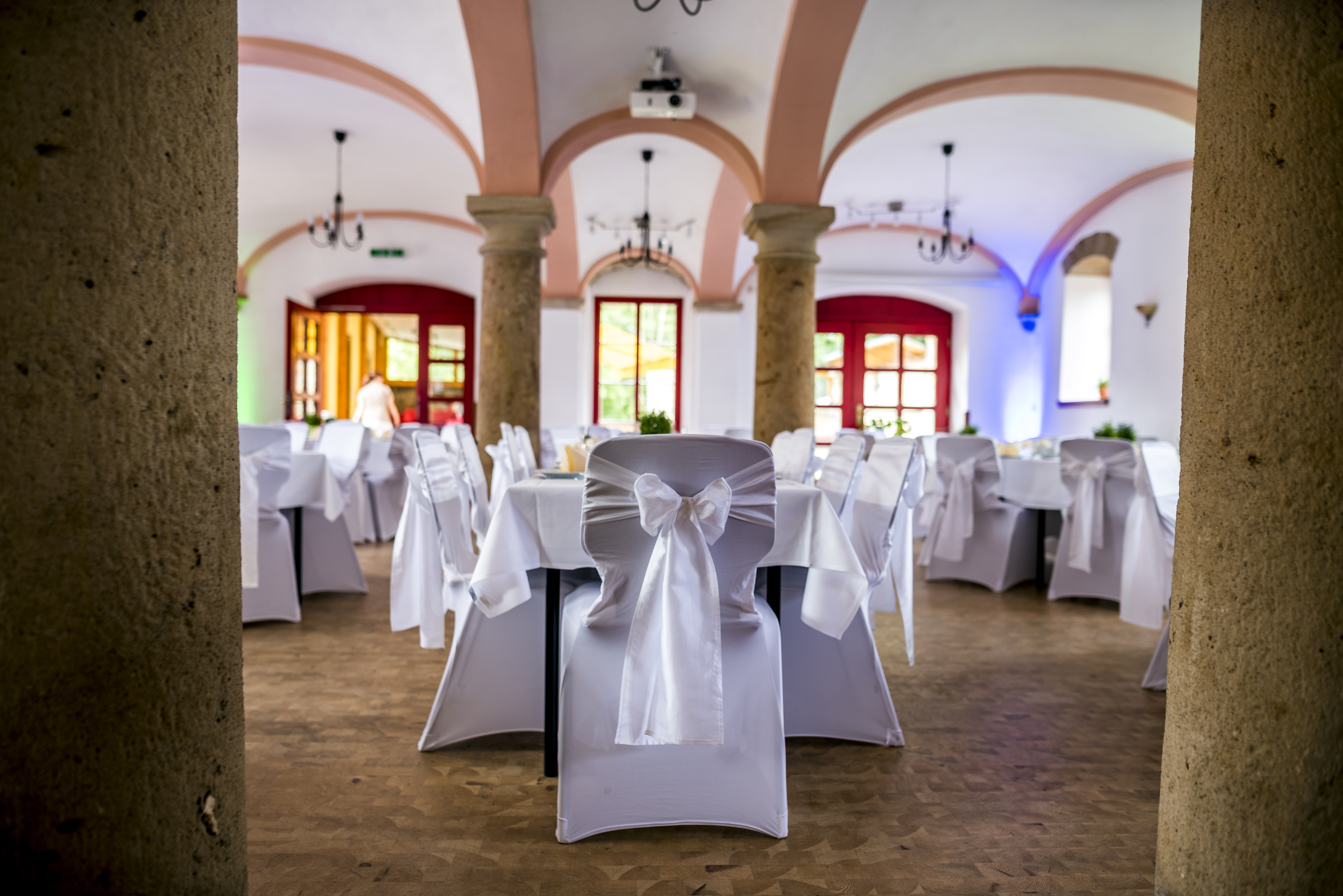 wedding venue - Der große Festsaal des Jugendgästehaus Liebethal in Prina lädt zu einer Hochzeitsfeier. - Jugendgästehaus LIEBETHAL