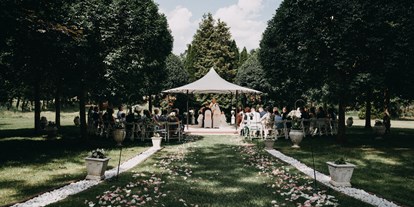 Hochzeit - Art der Location: im Freien - Brandenburg Süd - Eine Trauung im Hochzeitspavillion des Schloss Wulkow. - Schloss Wulkow