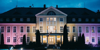 Hochzeit - Candybar: Sweettable - Fürstenwalde/Spree - Mit seiner beeindruckenden Lichtanlage ist das Schloss Wulkow auch bei Nacht ein Blickfang. - Schloss Wulkow
