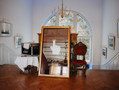 Hochzeit - Hochzeits-Stil: Modern - Langewahl - Fotobox im Schloss Wulkow. - Schloss Wulkow