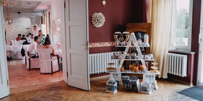 Hochzeit - Umgebung: am Land - Strausberg - Der Vorraum mit Candybar und Blick in den Festsaal des Schloss Wulkow. - Schloss Wulkow