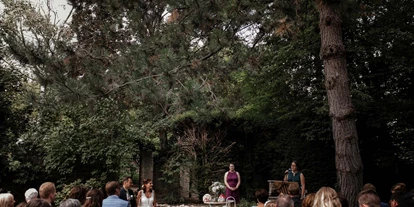 Wedding - Art der Location: ausgefallene Location - Bechtheim - Der riesiege Garten bietet ausreichend Schatten für eine Trauung an sonnenreichen Tagen. - JUNGHOF Weingut & Gutsgastronomie