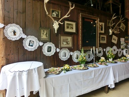 Hochzeit - Hochzeits-Stil: Vintage - Ullersdorf - Buffet in der Scheune - Alte Försterei