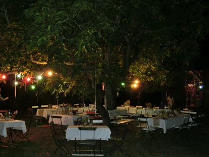 Hochzeit - Geeignet für: Eventlocation - Goyatz - Abendbeleuchtung unter dem alten Nussbaum... - Alte Försterei