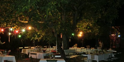 Hochzeit - Geeignet für: Vernissage oder Empfang - Storkow (Mark) - Abendbeleuchtung unter dem alten Nussbaum... - Alte Försterei