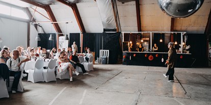 Hochzeit - Schönow (Landkreis Barnim) - Der Event Hangar bietet ausreichend Platz für Gäste, Tanzfläche oder artistische Showeinlagen. - Event Hangar - Flugplatz Werneuchen