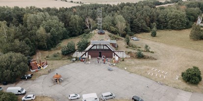 Hochzeit - Schiffmühle - Der Event Hangar des Flugplatzes Werneuchen in Brandenburg von oben. - Event Hangar - Flugplatz Werneuchen