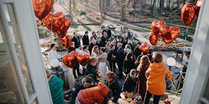 Hochzeit - PLZ 17258 (Deutschland) - Das Gut Boltenhof bei einer Hochzeitsfeier im Herbst. - Gut Boltenhof