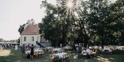 Hochzeit - interne Bewirtung - Schönfließ - Bei Schönwetter kann eine Feier im großen Garten des Gutshaus Neukladow durchgeführt werden. - Gutshaus Neukladow