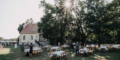 Hochzeit - Berlin-Stadt Friedrichshain - Bei Schönwetter kann eine Feier im großen Garten des Gutshaus Neukladow durchgeführt werden. - Gutshaus Neukladow