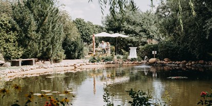 Hochzeit - Brück - Ein kleiner Teich rundet die Gartenanlage des Landhaus Alte Schmiede ab. - Landhaus Alte Schmiede