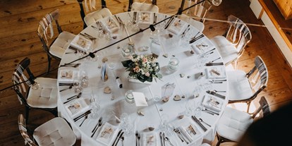 Hochzeit - PLZ 14913 (Deutschland) - Ein stilvoll gedeckter Tisch in der Scheune der Alten Schmiede in Brandenburg. - Landhaus Alte Schmiede