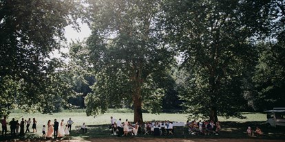 Hochzeit - Buckow - Eine Trauung unter den jahrhunderte alten Platanen im Schlosspark. - Schloss Steinhöfel