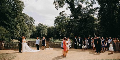 Hochzeit - Buckow - Eine Hochzeitsgesellschaft im Schlosspark des Schloss Steinhöfel. - Schloss Steinhöfel