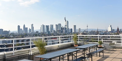 Bruiloft - Parkplatz: kostenpflichtig - Offenbach - Eine Hochzeit auf der Terrasse mit Blick auf die Skyline von Frankfurt. - OutOfOffice Frankfurt-Sachsenhausen