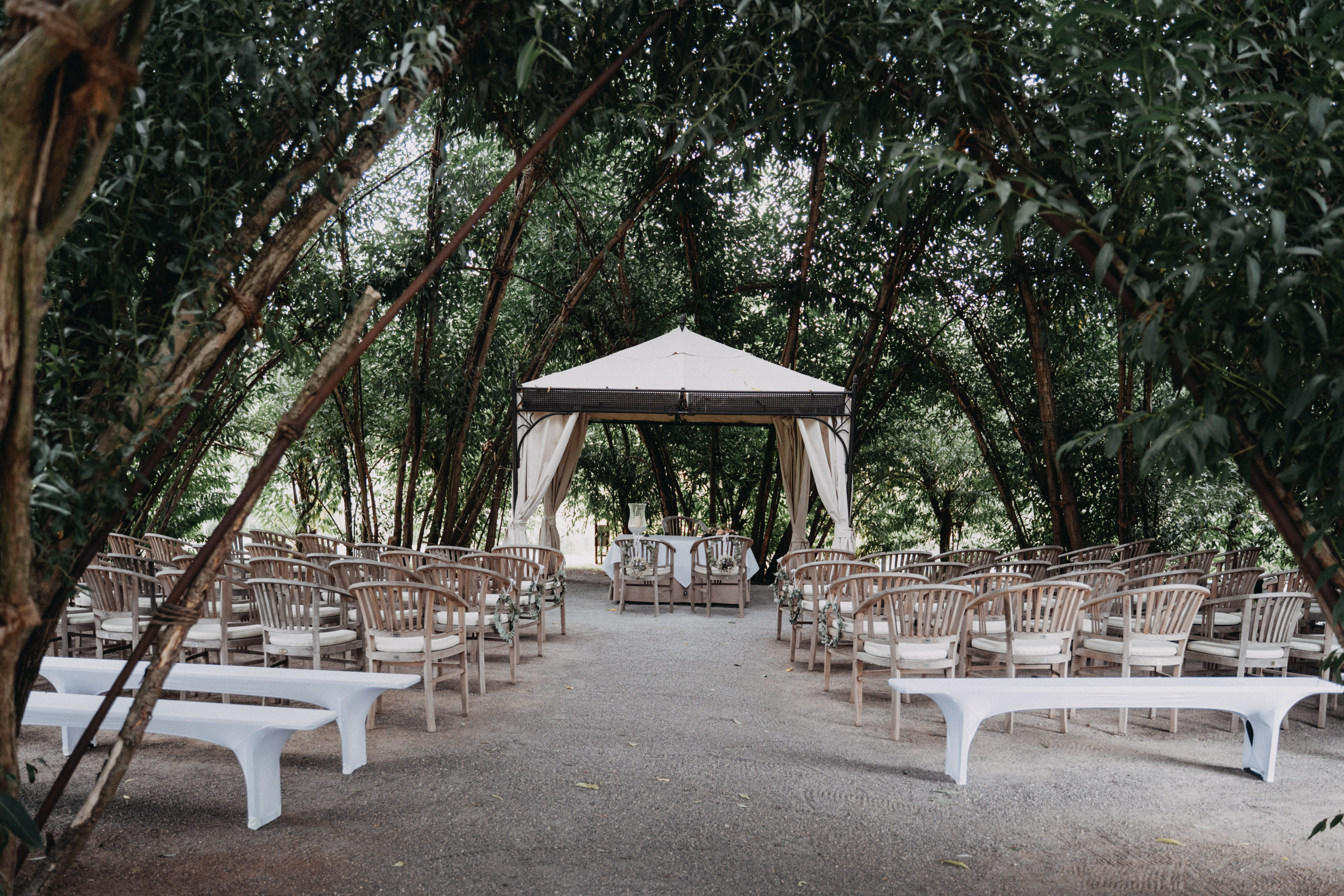 Hochzeit: Dieser Hochzeitspavillion unter Zweigen macht eure Trauung zu einem unvergesslichen Erlebnis. - Spreewaldresort Seinerzeit