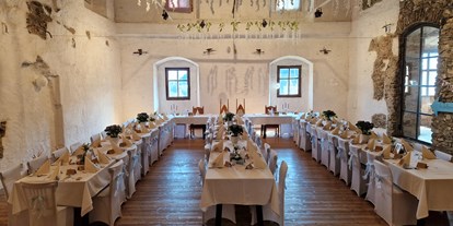 Hochzeit - Geeignet für: Eventlocation - Saraberg - Die Raumhöhe verleiht dem Saal seinen eigenen Charm. - Alte Burg Gmünd