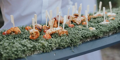 Wedding - Trierweiler - Kleine Snacks sorgen für kulinarischen Hochgenuss bei Brautpaar und Hochzeitsgästen. - Orangerie Nells Park Hotel Trier