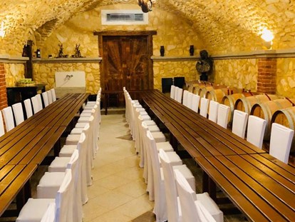 Hochzeit - Umgebung: in Weingärten - Barrierefreier Festsaal (Steingewölbe) für bis zu 60 Personen - Bioweingut Bleyweis
