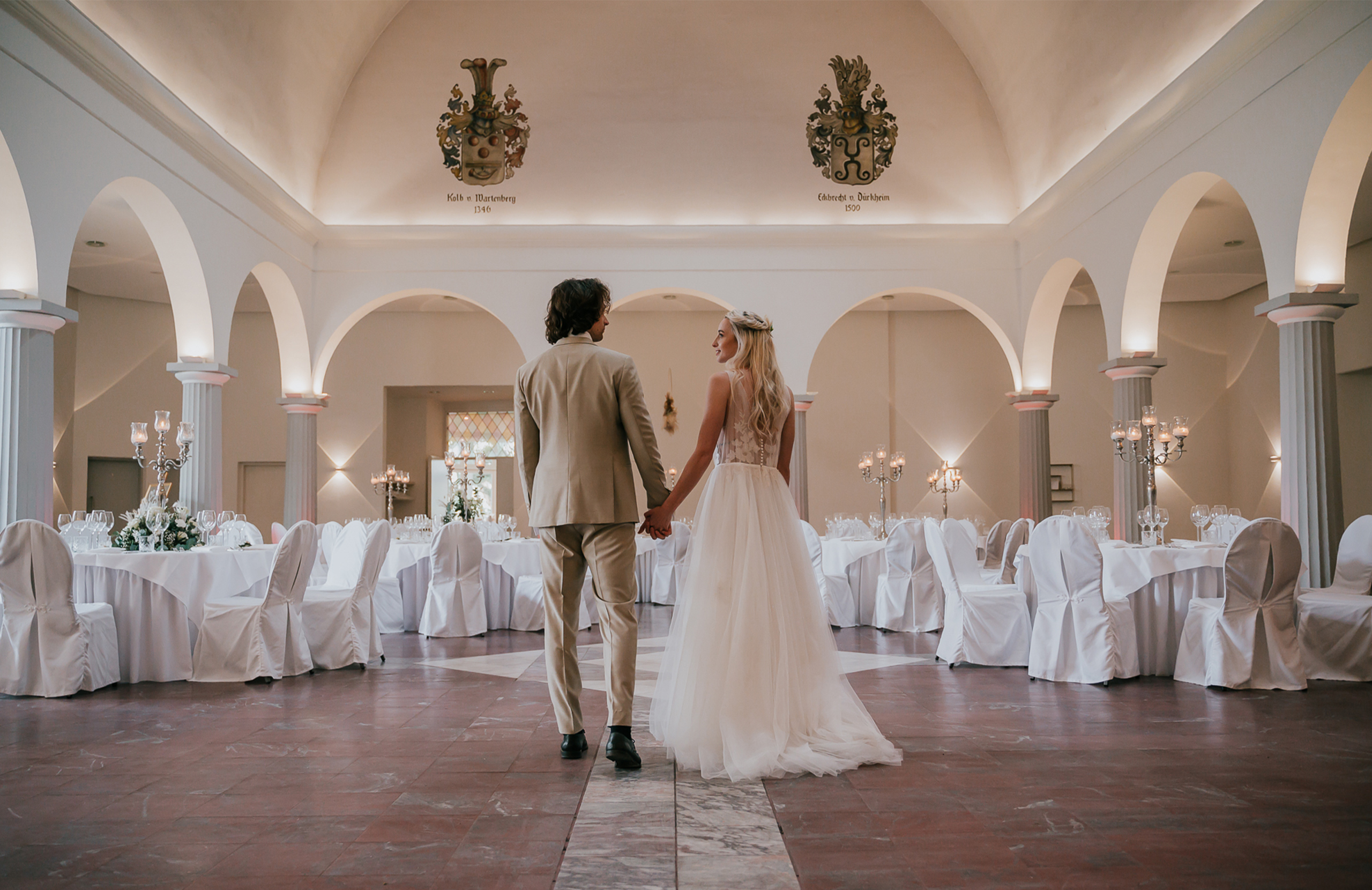 Lieu du mariage - Der Marmorsaal mit seiner beeindruckenden Deckenhöhe und der damit verbundene Gartensaal wurden im Jahr 2016 aufwändig renoviert und stehen nun zusammen mit dem direkt angrenzenden Schlosspark als einzigartige Hochzeitslocation des Palais Schloss Wachenheim zur Verfügung.  - Palais Schloss Wachenheim