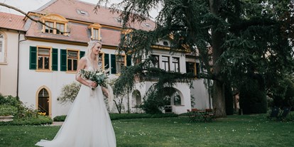 Hochzeit - Pfalz - Der direkt anschließende Schlosspark mit über 250 Jahre alten Bäumen steht für Empfänge und Feiern im Freien zur Verfügung. Die Fläche bietet sich für romantische Trauungen an und kann von den jüngeren Hochzeitsgästen zum spielen genutzt werden. - Palais Schloss Wachenheim