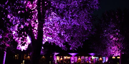 Hochzeit - PLZ 47259 (Deutschland) - Das Gut Dyckhof, mit seiner großen Gartenanlage, bei Nacht. - Gut Dyckhof