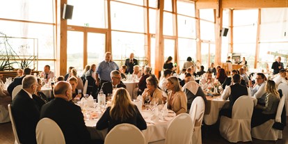 Hochzeit - PLZ 63688 (Deutschland) - Der große Festsaal mit runden Tischen für je 10 Personen. - Restaurant Heckers