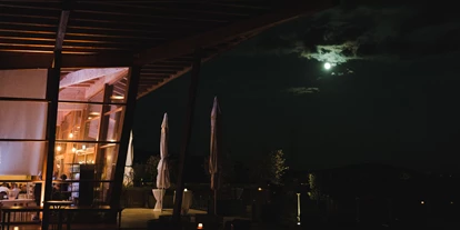 Mariage - Hessen Nord - Nachtstimmung im Restaurant Heckers. Während drinnen fleißig weitergefeiert wird, dreht der Mond entspannt seine Runden. - Restaurant Heckers