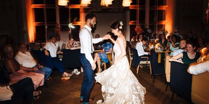 Hochzeit - PLZ 1030 (Österreich) - Der erste gemeinsame Tanz als Mann und Frau. - Salonplafond im MAK
